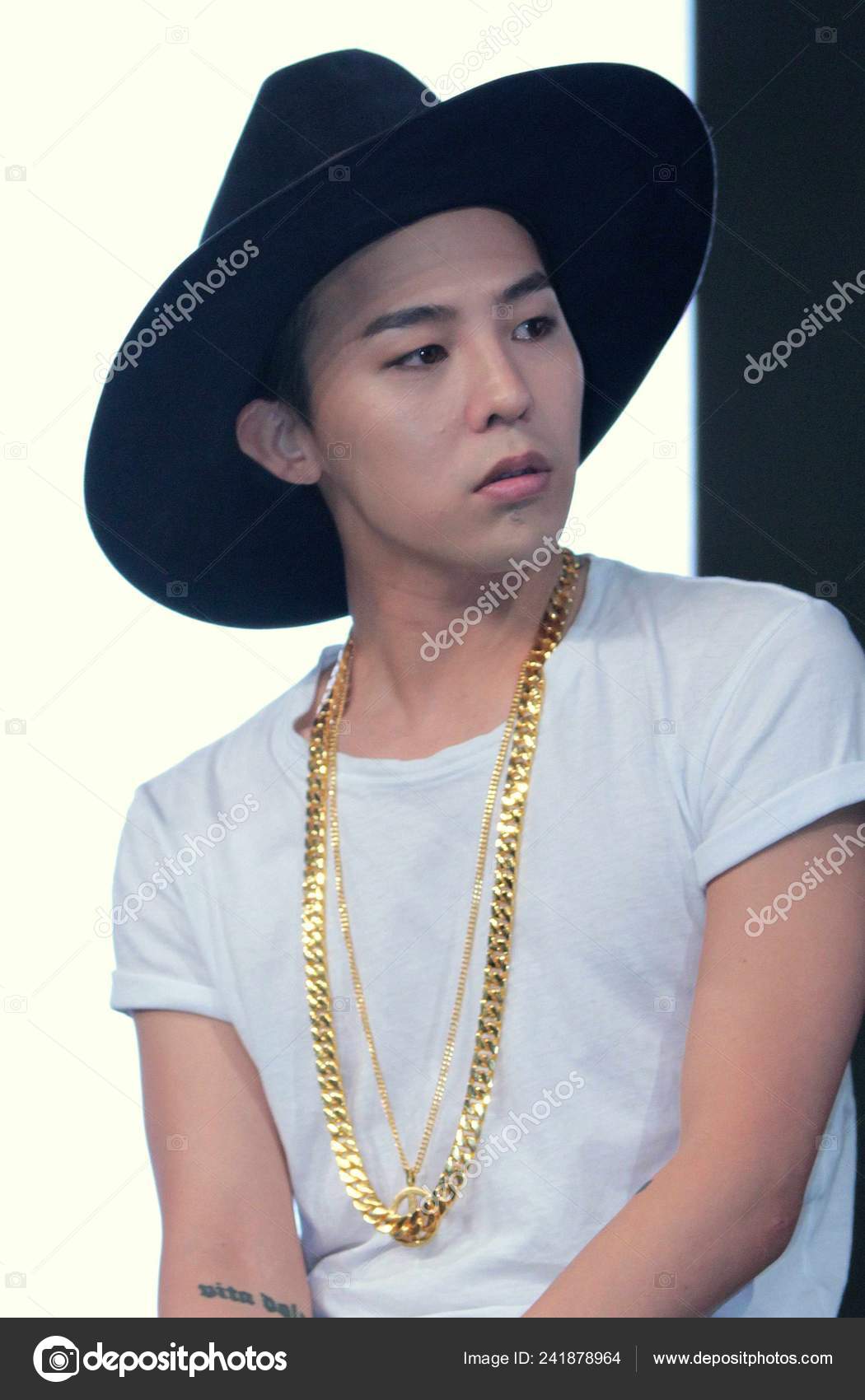 Dragon Южнокорейской Бойз Бэнда Big Bang Посетил Презентацию.