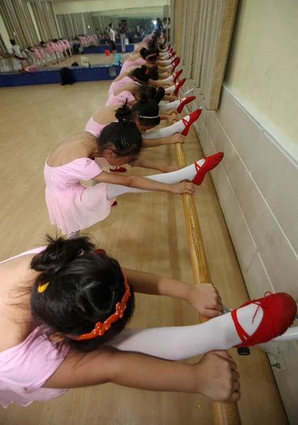 Young Chinese Girls Bend Bodies Stretch Legs Ballet Barre Learn — 스톡 사진
