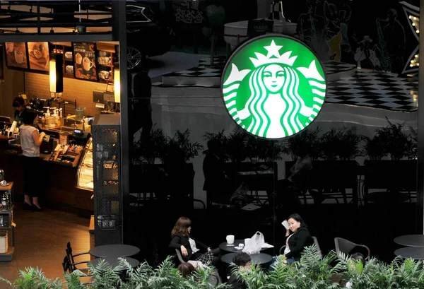 Fájl Ügyfelek Élvezze Kávét Kávézóban Starbucks Kávé Shenyang Város Észak — Stock Fotó
