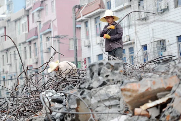 Trabajadores Migrantes Chinos Cortan Barras Acero Refuerzo Casas Desmanteladas Ciudad —  Fotos de Stock