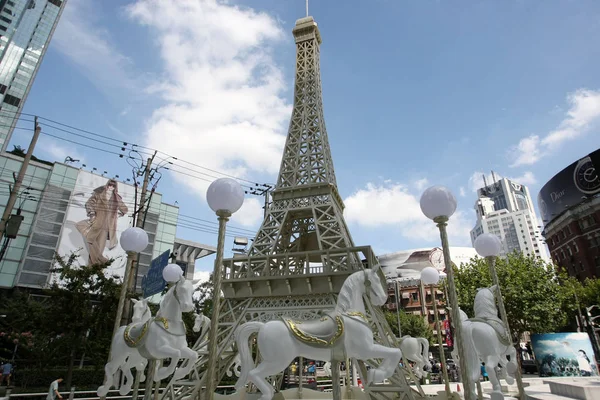 Een Schaalmodel Van Eiffeltoren Wordt Weergegeven Voor Het Winkelcentrum Plaza — Stockfoto