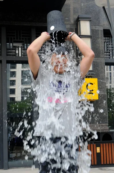 Young Man Braves Ice Bucket Challenge Street Luoyang City Central — Stock Photo, Image