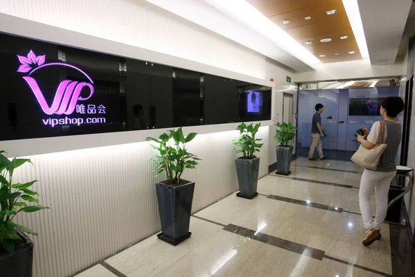 Kínai Alkalmazott Sétál Irodában Vipshop Sanghaj Kína Kínai Divat Online — Stock Fotó