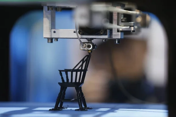 Una Impresora Hace Una Silla Miniatura Durante Feria Internacional Tecnología —  Fotos de Stock