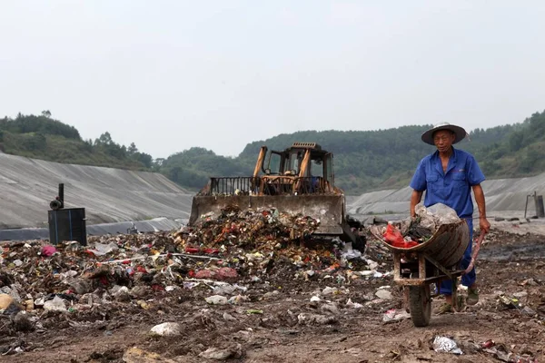 Trabalhador Chinês Empurrando Carrinho Lixo Passa Por Pilhas Lixo Uma — Fotografia de Stock