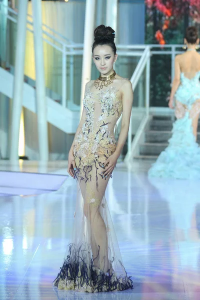 2014年11月1日 在中国北京举行的2015年中国时装周斯普林 夏季时装秀上 一位模特展示了内衣品牌艾默尔的新作品 — 图库照片