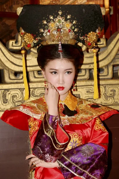 Член Южнокорейской Женской Группы Swing Girls Одетый Традиционные Китайские Королевские — стоковое фото