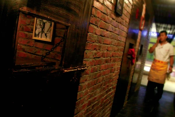 2014年9月6日 中国天津第一家监狱主题餐厅 一名侍者走过餐厅 — 图库照片