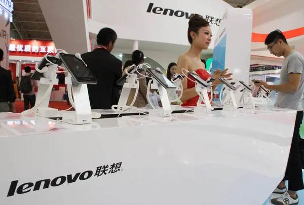 Επισκέπτες Δοκιμάσουν Smartphones Lenovo Κατά Διάρκεια Expo Επικοινωνίες Κίνα 2012 — Φωτογραφία Αρχείου