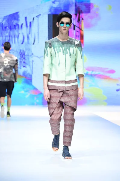 Bir Modeli Yeni Bir Yaratım Jeanswest Moda Ödülü Defilede Çin — Stok fotoğraf