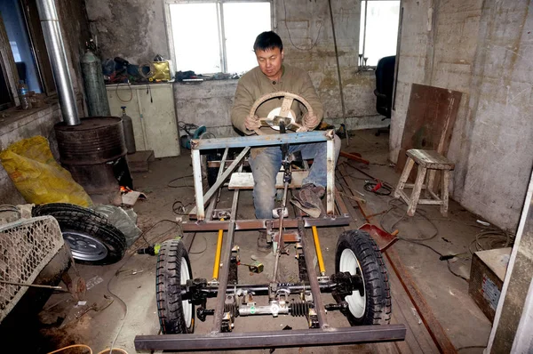 Chiński Stolarz Liu Fulong Montuje Swój Domowy Elektryczny Drewniany Pojazd — Zdjęcie stockowe