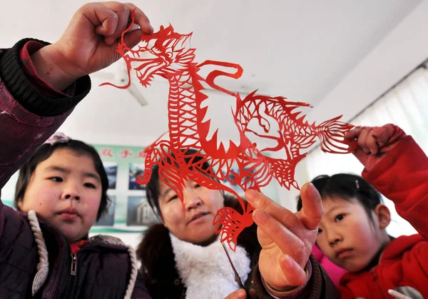 Estudantes Chineses Seu Professor Mostram Trabalho Corte Papel Dragão Que — Fotografia de Stock