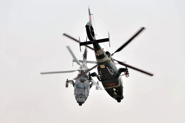 Zwei Chinesische Militärhubschrauber Führen Eine Flugvorführung Auf Der Chinesischen Hubschrauberausstellung — Stockfoto