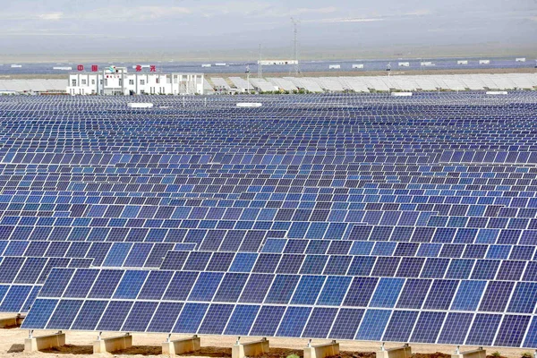 Hami Şehrinde Bir Fotovoltaik Enerji Santralinde Güneş Panelleri Görünümü Kuzeybatı — Stok fotoğraf