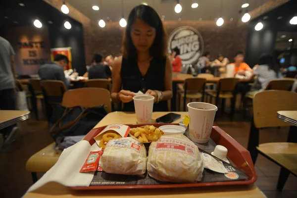 Clientes Chineses Comem Comida Restaurante Fast Food Burger King Cidade — Fotografia de Stock