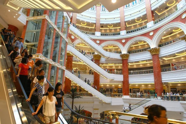 Customers Visit Global Harbor Shopping Center Shanghai China July 2013 — Stock Photo, Image