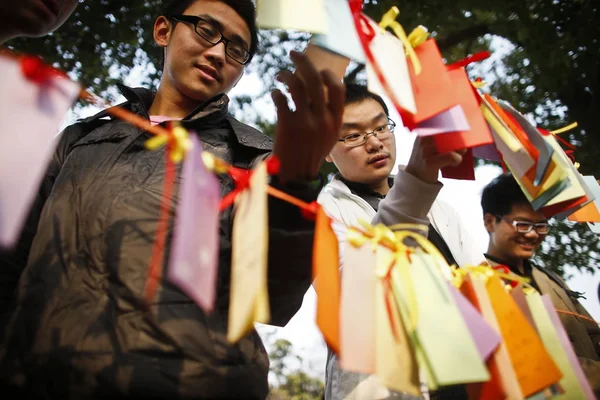 Male Students Check Out Wishes Female Schoolmates Siping Road Campus — Stock Photo, Image