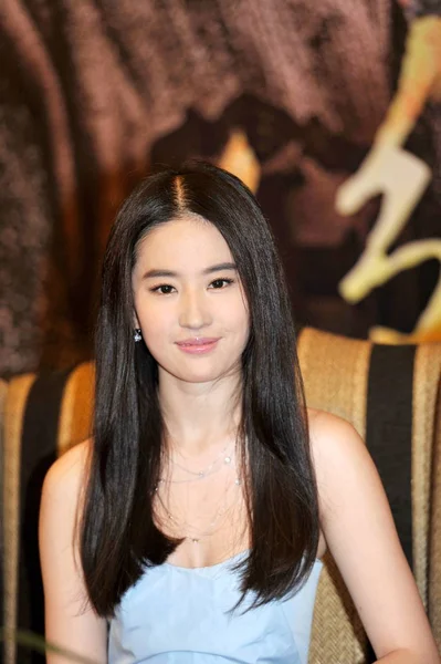 中国の女優 Yifeii は彼女の新しい映画 2014 日中国南西部の四川省成都市に のプレミア イベント中にポーズします — ストック写真