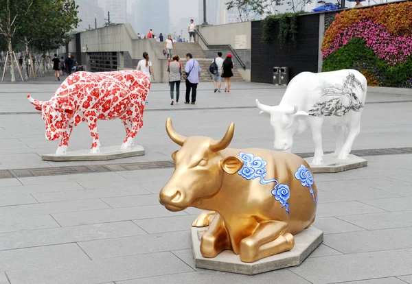 Versierde Sculpturen Van Koeien Worden Weergegeven Tijdens 2014 Cowparade Shanghai — Stockfoto