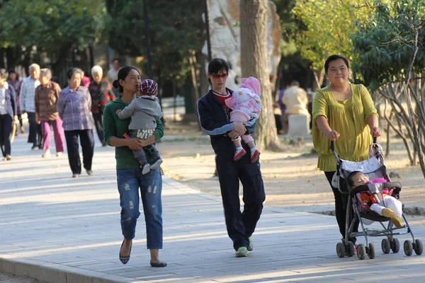 Китайские Матери Выводят Детей Прогулку Парк Городе Циндао Провинция Шаньдун — стоковое фото