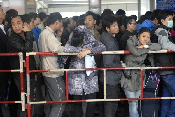 그들의 노동자 그들은 Chinas 성에서 축제에 집으로 돌아가 장거리 정류장에서 — 스톡 사진