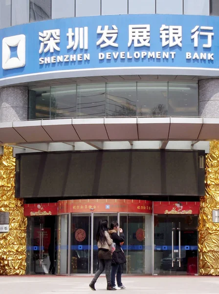 Des Piétons Passent Devant Une Succursale Banque Développement Shenzhen Dans — Photo