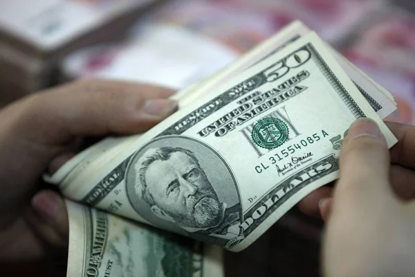 Çinli Bir Memur Bize Dolar Rmb Renminbi Yuan Banknotlar Huaibei — Stok fotoğraf