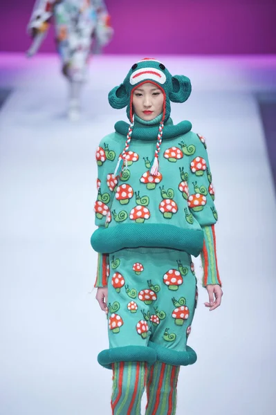 Modelo Exibe Uma Criação 2014 China Knitwear Fashion Design Concurso — Fotografia de Stock