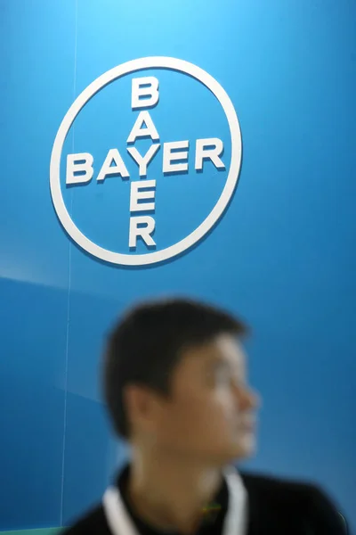 Посетителя Можно Увидеть Стенде Bayer Время Xii Международной Выставки Медицинских — стоковое фото