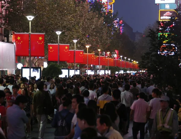 Turister Folkmassan Shoppinggatan Nanjing Road Nationaldagen Shanghai Kina Oktober 2014 — Stockfoto