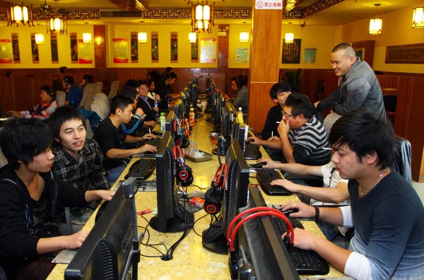 Młodzi Chińczycy Grają Gry Online Kafejce Internetowej Hrabstwie Jiashan Miasto — Zdjęcie stockowe