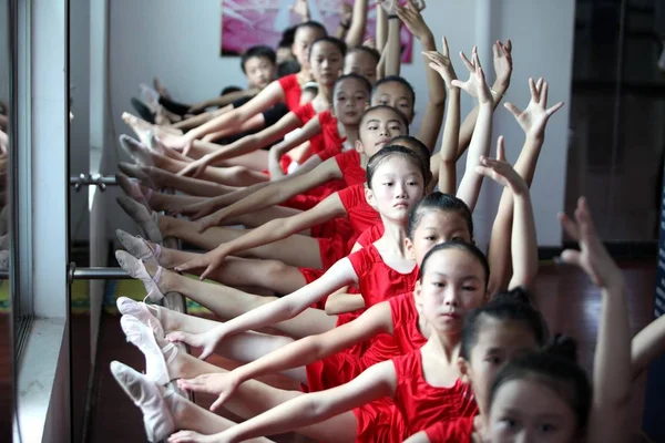 Meninas Chinesas Dobrar Seus Corpos Esticar Pernas Balé Barre Para — Fotografia de Stock