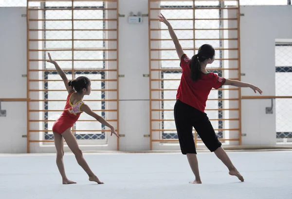 Entraîneur Droite Ordonne Une Jeune Fille Pratiquer Lors Entraînement Gymnastique — Photo