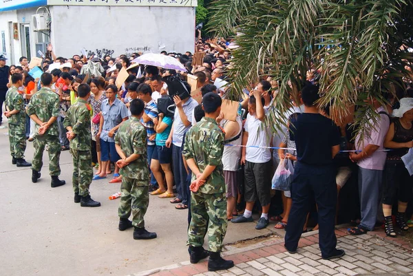 Policías Paramilitares Chinos Hacen Guardia Frente Una Multitud Personas Que —  Fotos de Stock