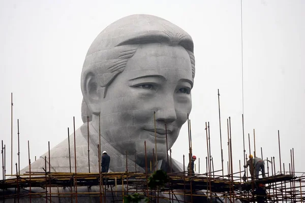 Čínští Dělníci Budují Kamenná Socha Sung Čching Ling Zhengzhou City — Stock fotografie