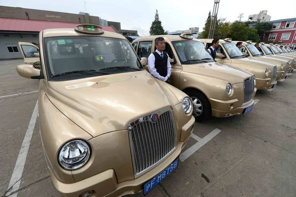 Des Chauffeurs Taxi Posent Côté Taxis Londoniens Peints Sur Parking — Photo