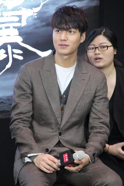 South Korean Singer Actor Lee Min Front Listens Interpreter Promotional — Stock Photo, Image