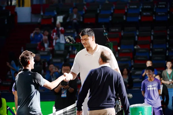 4年上海劳力士大师赛期间 蒂埃里的退役中国篮球明星姚明与澳大利亚选手多米尼克 蒂埃姆握手 蒂埃姆与塞尔维亚诺瓦克 德约科维奇进行第二轮男单比赛 — 图库照片