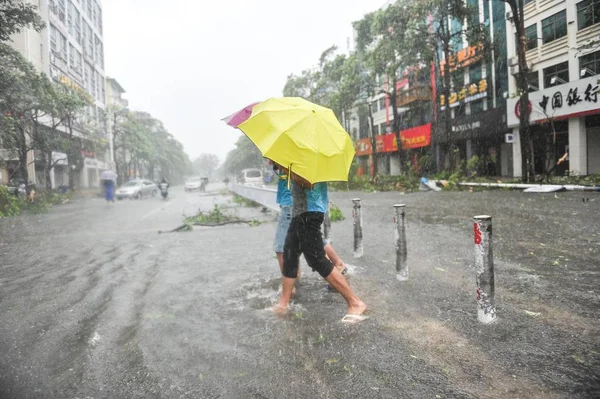 Piesi Odważny Silny Wiatr Spowodowany Przez Typhoon Rammasun Beihai Miasta — Zdjęcie stockowe