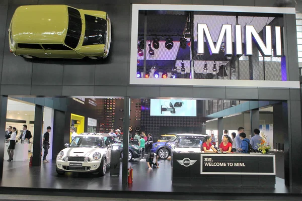 Persone Visitano Stand Mini Bmw Durante Salone Automobilistico Nella Città — Foto Stock