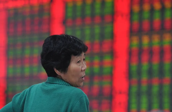 Китайський Інвестор Дивиться Ціни Акцій Червоний Зростання Цін Зеленого Зниження — стокове фото