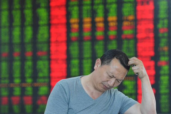 懸念される中国人投資家は Fuyang 東中国安徽州の株式仲買家で株式の価格を見て 価格上昇のための赤 価格下落のためのグリーン 月2013 — ストック写真