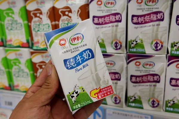 Chinese Customer Shops Yili Pure Milk Supermarket Lianyungang East Chinas — Stock Photo, Image