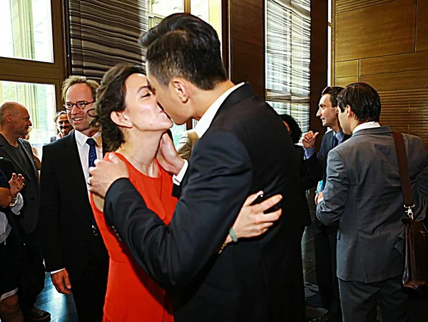 2013年6月27日 在法国驻中国大使馆举行的艺术与艺术勋章颁奖仪式上 中国演员刘业亲吻了妻子 — 图库照片