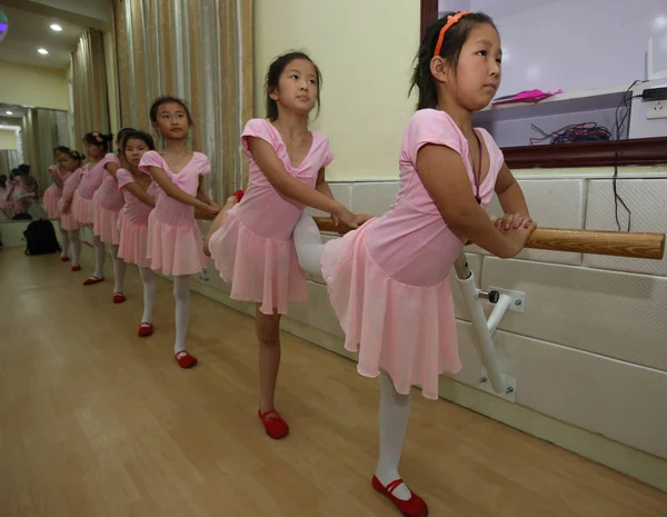 Meninas Chinesas Esticar Pernas Para Trás Balé Barre Para Aprender — Fotografia de Stock