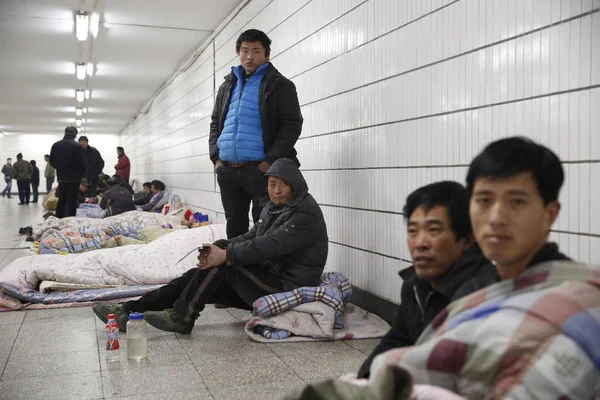 Migrujících Pracovníků Shromáždí Podzemní Chodbou Pekingského Metra Stanice Poté Jim — Stock fotografie