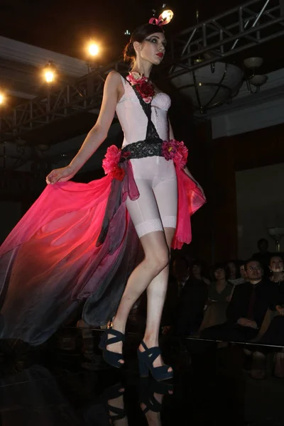 モデル表示ボディシェーピング下着ファッションショーを 2013 上海で Wenee の中に新規作成 — ストック写真