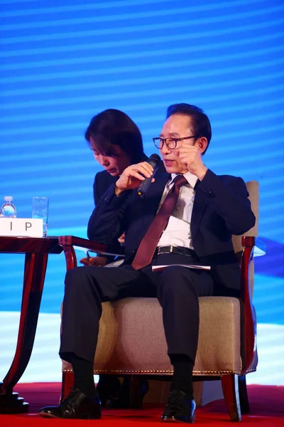 2014年12月9日 韩国前总统李明博在中国东部浙江省宁波市举行的2014年中国中小企业全球发展论坛上发表演讲 — 图库照片