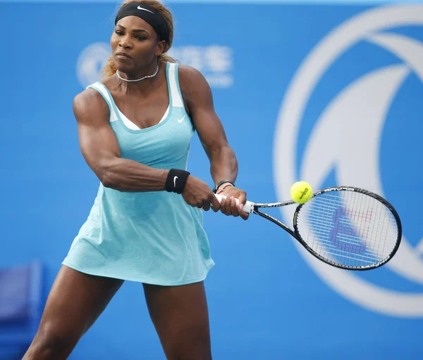 Amerika Birleşik Devletleri Serena Williams Bir Atış Alize Cornet Için — Stok fotoğraf