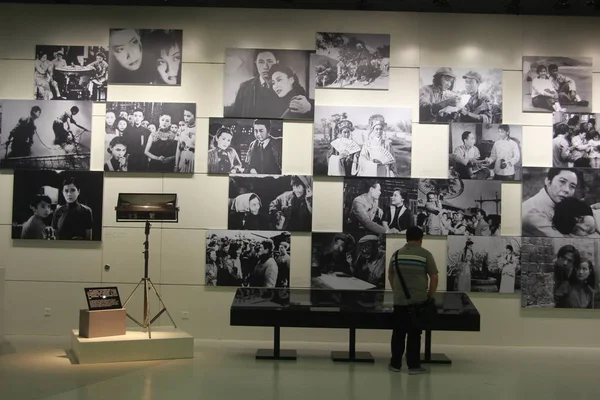 2013年6月17日 中国上海电影博物馆 一位参观者在观看中国老电影的黑白静物 — 图库照片